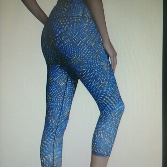 Fractal print inkwell cute capri/workout capri