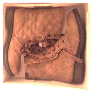 Size nine Roxy combat boots