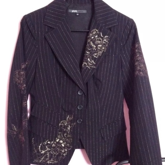 Pinstripe fitted suit - Picture 1 of 4