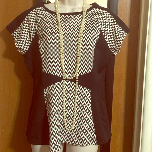 Super cute black and white top!