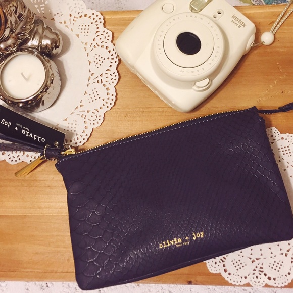 HP 💕 05/01 Olivia + Joy | Purple Wristlet •
