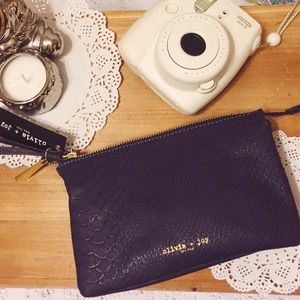 HP 💕 05/01 Olivia + Joy | Purple Wristlet •