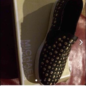 **MK STUD SLIP ON ** )kids sz 5 )woman sz 7