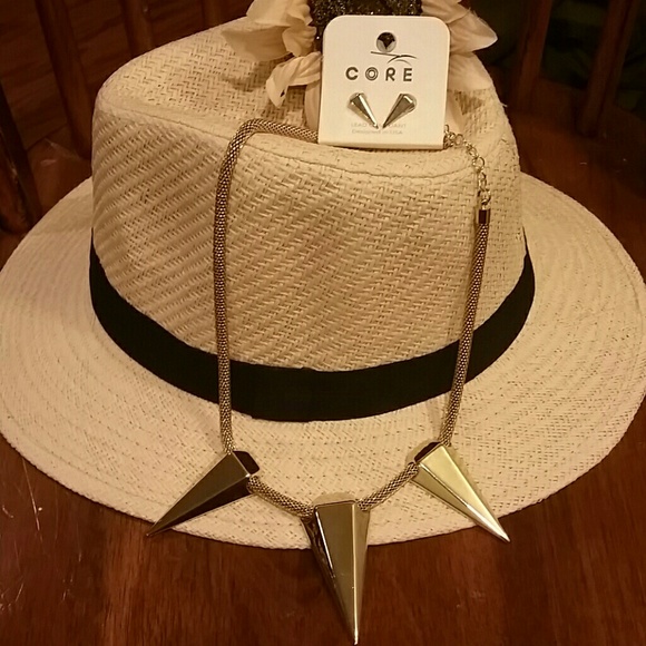 Edgy triangle gold necklace matching earrings - Picture 2 of 2