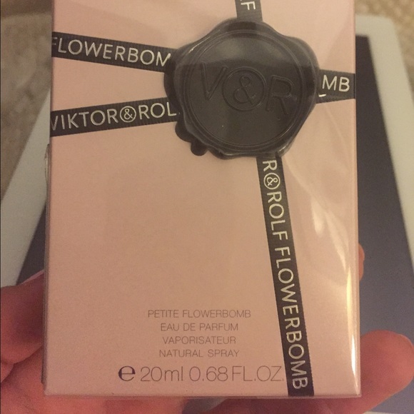 Victor & Rolf Flowerbomb perfume .68fl oz
