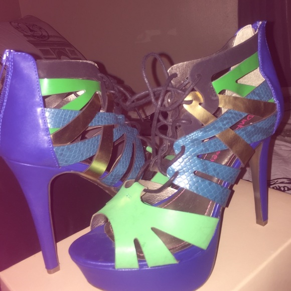 Platform sandals! - Picture 2 of 4