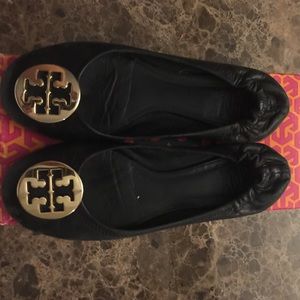 Tory burch black flats.
