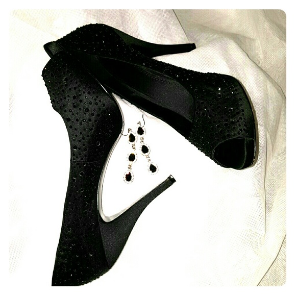 Beautiful Satin Gianni Bini Black  Peep Toe Heels!