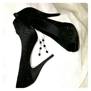 Beautiful Satin Gianni Bini Black  Peep Toe Heels!