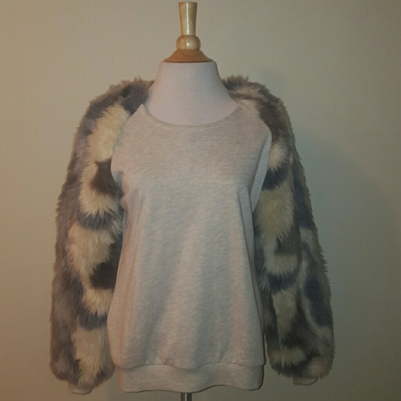 Trendy NWOT sweatshirt with fake fur sleeves!!