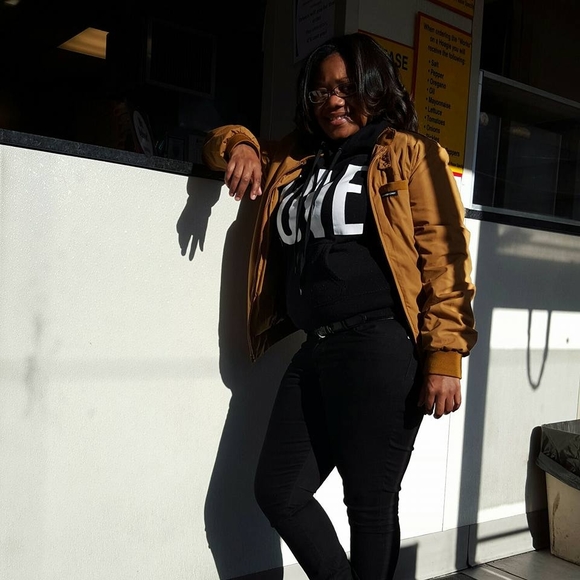 Meet your Posher, Ashlee - Picture 1 of 1