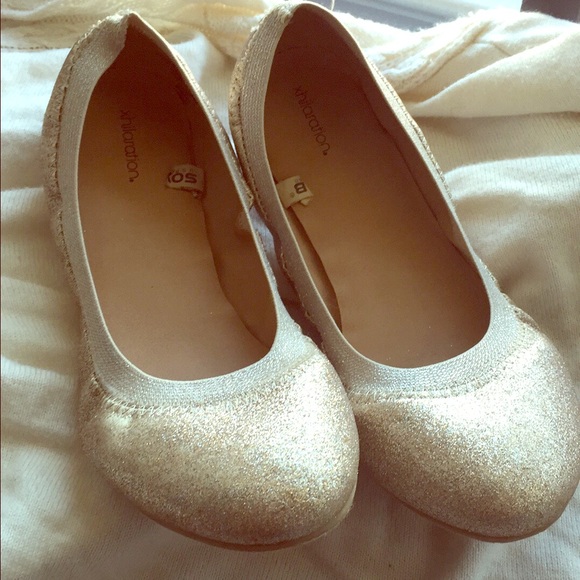 Gold sparkle flats! Perfect for the holidays!