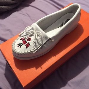 MINNETONKA  white  moccasins