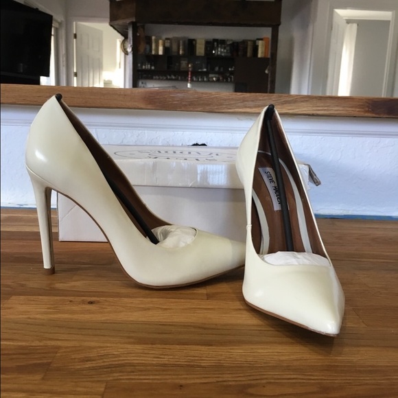 Steve Madden white pumps BNIB