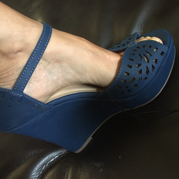 Band new blue wedge