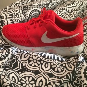 Barely worn Nike Roshe Run.
