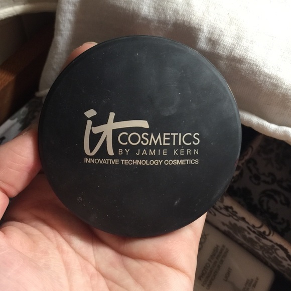 IT Cosmetics Celebration Foundation- medium beige - Picture 1 of 3