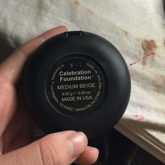 IT Cosmetics Celebration Foundation- medium beige - Picture 3 of 3