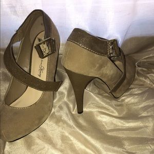 Taupe suede pump