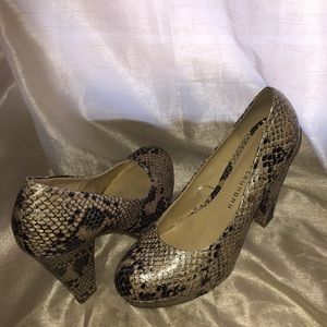 Chinese Laundry pattern pump