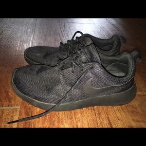 Nike Roshe running shoes/All black