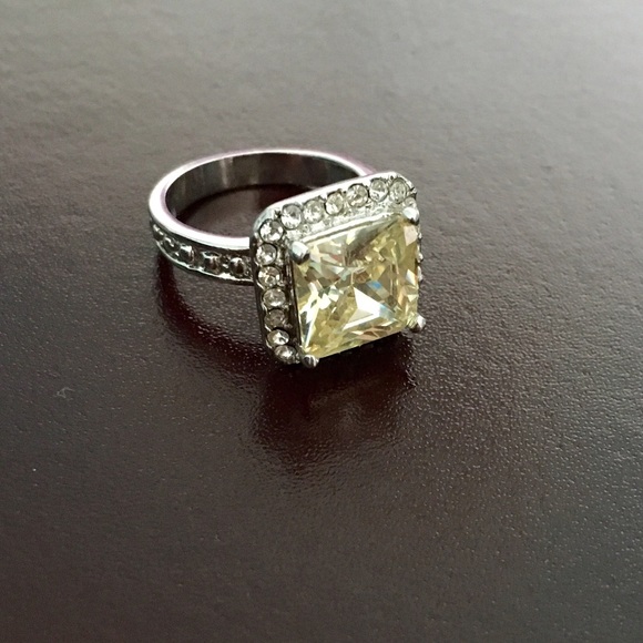 Citron Diamond Fashion Ring