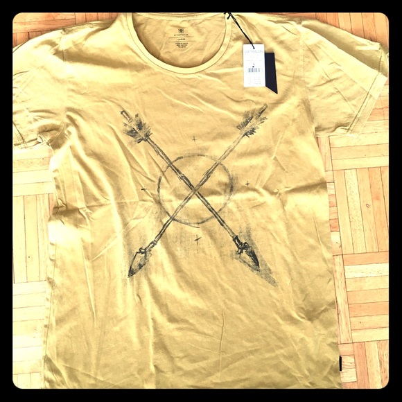 Men's large trendy tee.. Great gift!