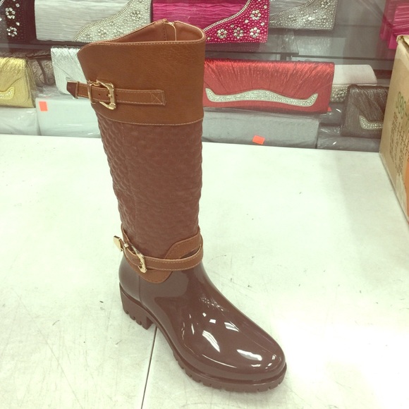 Women's quilted design rain boots.