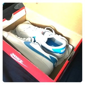 ✨brand new✨ Nike tennis classics