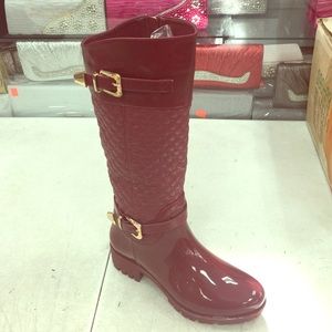 Women's quilted design rain boots.