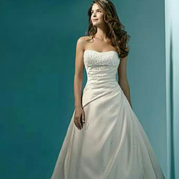 ON SALE NEVER WORN CUSTOM MADE WEDDING GOWN - Picture 1 of 4