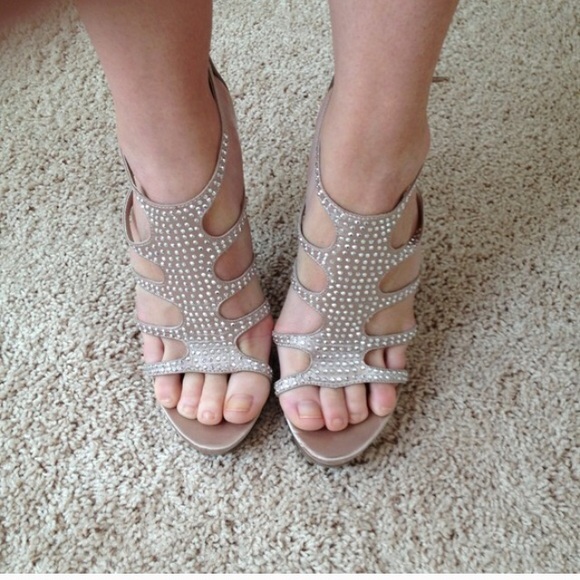 Forever 21 satin cream heels size 8