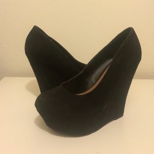Candie's black platform heel