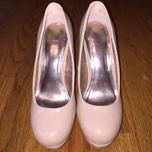 Nude pumps