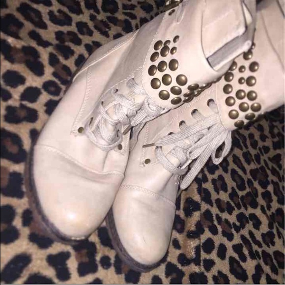 Shoes - Cream boots