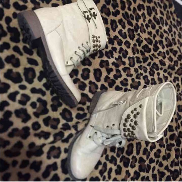 Cream boots - Picture 2 of 3