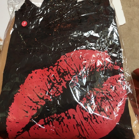 Sold- 💕💕Boat neck "lips" sweatshirt - Picture 3 of 3