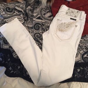 White Miss Me skinny jeans.