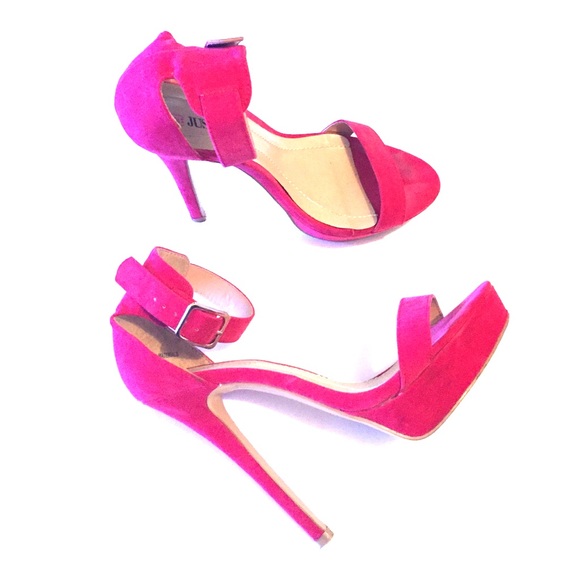 Red pepped toe pumps.