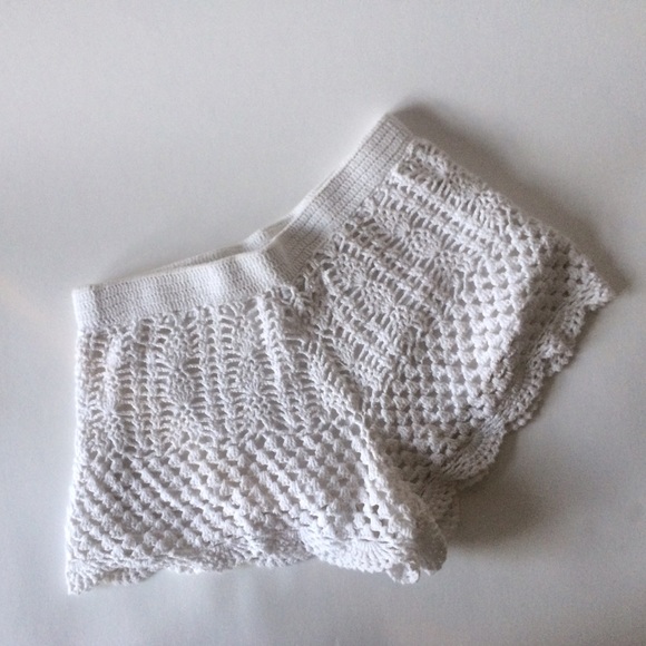 Scalloped hem crochet shorts