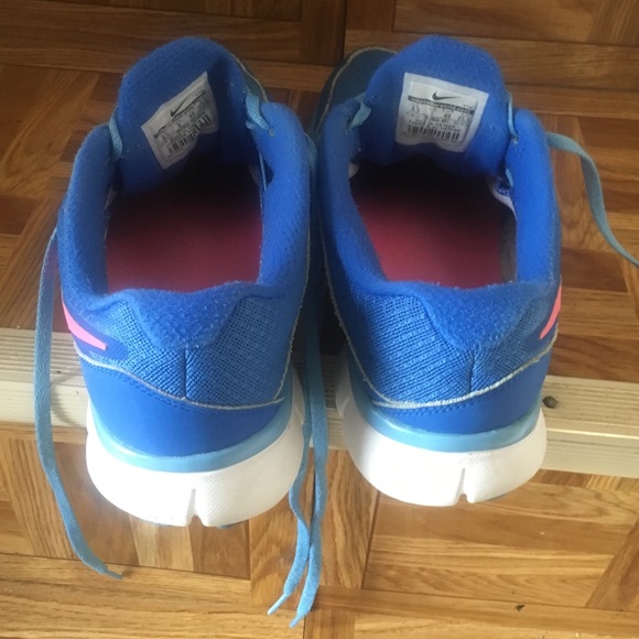 Nike tennis shoes - Picture 2 of 2