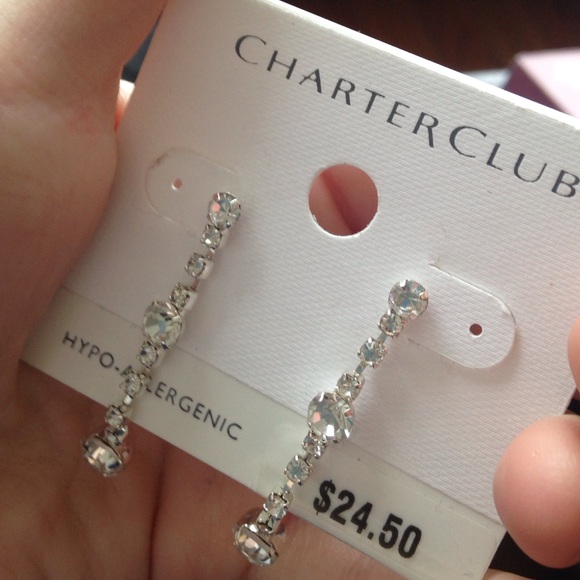 NWT hypoallergenic crystal dangly earrings ❤️