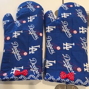 Dodger oven mitts