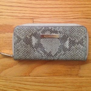 Micheal Kors zip wallet
