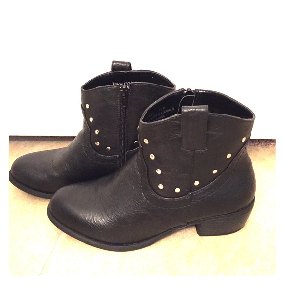 Black Studed Booties ‼️sold‼️