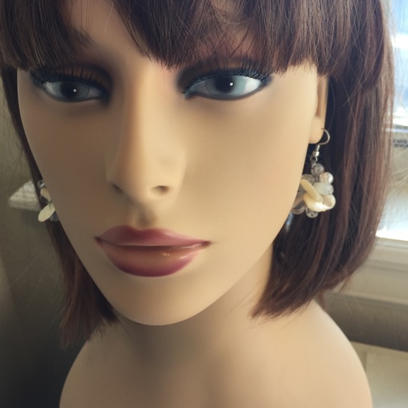 ✌️2 for $10/NWOT White Hook Cluster Dangling Earrings - Picture 1 of 3