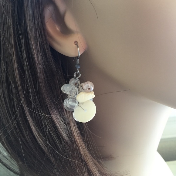✌️2 for $10/NWOT White Hook Cluster Dangling Earrings - Picture 3 of 3