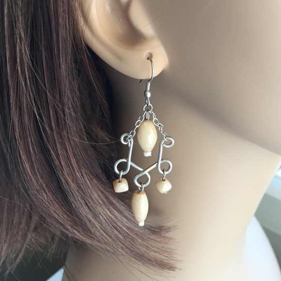 ✌️2 for $10/NWOT Cream-Stoned Dangling Hook Earrings - Picture 3 of 3
