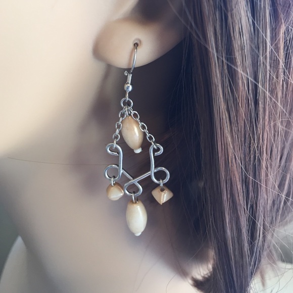 ✌️2 for $10/NWOT Cream-Stoned Dangling Hook Earrings - Picture 2 of 3