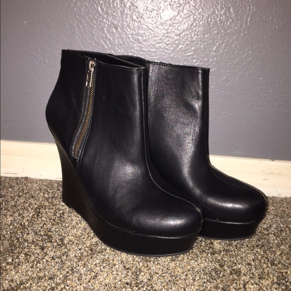 Black booties. - Picture 2 of 4